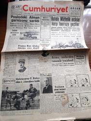 Cumhuriyet Gazetesi - 25 Birincikanun (Aralık) 1944 - İstiklal Savaşımızın Tarihi Yazan Abidin Daver Köşe Yazısı - Peştedeki Alman Garnizonu Sarıldı - Milli Şefimiz İsmet İnönü Dün Yarışlarına Teşrif Ettiler - İngiliz Habeş Anlaşması - Merhum M. Turhan Tan'ın Ölüm Yıldönümü Fotoğraf - Galatasaray Fenerbahçe Dün 2 2 Berabere Kaldı Fotoğraf - Yeşilayın Yirmi Beşinci Yıldönümü - Atina Asilerden Tamamiyle Temizlendi - Ses Tiyatrosu Opereti Gala Gecesi Tatlı Sert - Ömer Besim - Boks Maçları Finali - Lido Yüzme İhtisas Kulübü - Ankara Kır Koşusunu İstanbul Takımı Kazandı -  Kooperatifçilik Kongresi Kapanırken Yazan Profesör Ziyaeddin Fahri Fındıkoğlu - Kapıdan Bir Kadın Girdi Yazan Warwick Deeping Yazı Dizisi - Mezarlıklarımıza Dair Yazan Burhan Felek Köşe Yazısı - Noel Mesajları - Bugünkü Radyo Programı - Singer Saat Mağazaları - Yakında Amerika'ya Hareket Edecek Olan Portekiz Bandıralı Lima Vapuru - İstanbul Belediyesi Şehir Tiyatroları Düğün Gecesi Oyunu Bu Akşam - Fen İş