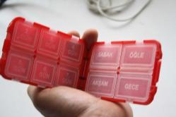 Hapkabı Ilaç Saklama Kutusu Maxi Haftalık    DETAYLAR RESIMLERDE   (büyük raf 1