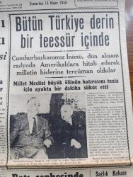 Cumhuriyet Gazetesi - 14 Nisan 1945 - Roosevelt'in Ölümü Yazan Nadir Nadi Köşe Yazısı - Amerika'nın Yasını Bütün Dünya Paylaştı - Başkan Roosevelt'in Cenazesi Yarın Törenle Kaldırılıyor - Amerikan Başkanı Roosevelt'in Ölümünden Dolayı Bütün Türkiye Derin Teessür İçinde - Cumhurbaşkanımız İsmet İnönü Dün Akşam Radyoda Amerikalılara Hitap Etti - Alman Propaganda Bakanı Doktor Goebbels Mukavemet İmkanının Tükendiğini İtiraf Etti - Mr. Roosevelt'in Veremediği Söylev - Truman Stalin Ve Churchill İle Görüşecek - Viyana'da Düştü - Harry Truman Amerika'nın Yeni Cumhurbaşkanı Yazan M. Kenan Kan - Doğan Kardeş Dergisi 23 Nisan'da Doğuyor - Lorel Hardi Bugün İpek Ve Melek Sinemasında - Bayan Fahrünnisa Zeyd'in Resim Sergisi - Dünya Hürriyetinin Kahramanı Yazan Ömer Rıza Doğrul - Mualla Gökçay Ve Hacer Buluş Maksim Gazinosunda - Hasan Limon Kolonyası - Bugünkü Radyo Programı - Sinir Buhranlarına Karşı Kardol - İstanbul Şehir Tiyatroları Dram Kısmında Casuslar oyunu