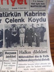 Cumhuriyet Gazetesi - 19 Eylül 1945 - İsmail Dümbü-Türk Arab Dostluğu Ve Elbirliği Köşe Yazısı - Irak Kralı Naibi Atatürk'ün Kabrine Dün Muhteşem Bir Çelenk Koydu Fotoğraf - Başbakanımız Şükrü Saracoğlu'nun Süvarisi - İstanbul Milletvekilleri Dün Fatih Halkevinde Halkın Şikayetlerini Dinliyorlar Fotoğraf - Rusya'nın İstekleri Molotov Eritrede Rusya'nın Menfaati Olduğunu Söylüyor - Ajax Kruvazöründe Dün Verilen Kokteyl Parti - İstanbul Halkı Limanımızdaki İngiliz Harb Gemilerini Geziyor - Cumhuriyet'in Anketi Günün Mevzularına Dair 10 Sual Anketi Yapan Fikret Adil - Goering'in Hatıraları Rusya İletişim Pazarlık Yazı Dizisi - Yargıtay Başkanının Nutku Ve Hukuk Dili Yazan Profesör Doktor Hıfzı Veldet Köşe Yazısı - Ciğer delen Yazan Safiye Erol Yazı Dizisi - İran Azerbaycanında Dikkate Değer Hareketler - Fil Ve Eşek Yazan Burhan Felek Köşe Yazısı - Mareşal Stalin'in Amerika'dan İsteyeceği Kredi - Sadi Tek Tiyatrosu Bu Gece Kadıköy Süreyya Sinemasında - Amcabey Ve Dilekler Çizen Cemal Nadir