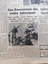Cumhuriyet Gazetesi - 19 Eylül 1945 - İsmail Dümbü-Türk Arab Dostluğu Ve Elbirliği Köşe Yazısı - Irak Kralı Naibi Atatürk'ün Kabrine Dün Muhteşem Bir Çelenk Koydu Fotoğraf - Başbakanımız Şükrü Saracoğlu'nun Süvarisi - İstanbul Milletvekilleri Dün Fatih Halkevinde Halkın Şikayetlerini Dinliyorlar Fotoğraf - Rusya'nın İstekleri Molotov Eritrede Rusya'nın Menfaati Olduğunu Söylüyor - Ajax Kruvazöründe Dün Verilen Kokteyl Parti - İstanbul Halkı Limanımızdaki İngiliz Harb Gemilerini Geziyor - Cumhuriyet'in Anketi Günün Mevzularına Dair 10 Sual Anketi Yapan Fikret Adil - Goering'in Hatıraları Rusya İletişim Pazarlık Yazı Dizisi - Yargıtay Başkanının Nutku Ve Hukuk Dili Yazan Profesör Doktor Hıfzı Veldet Köşe Yazısı - Ciğer delen Yazan Safiye Erol Yazı Dizisi - İran Azerbaycanında Dikkate Değer Hareketler - Fil Ve Eşek Yazan Burhan Felek Köşe Yazısı - Mareşal Stalin'in Amerika'dan İsteyeceği Kredi - Sadi Tek Tiyatrosu Bu Gece Kadıköy Süreyya Sinemasında - Amcabey Ve Dilekler Çizen Cemal Nadir