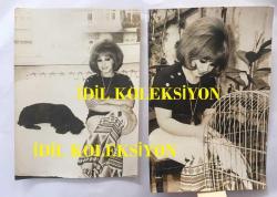 YILDIZ TEZCAN'IN ORİJİNAL 2'Lİ FOTOĞRAF SETİ, 18 x 12 cm ve 16 x 12 cm EBADINDA 2 ADET FOTOĞRAF - YILDIZ TEZCAN EVİNDE KÖPEĞİ ve PAPAĞANI YOSMA İLE İLGİLENİRKEN ÇEKİLMİŞ 2 FARKLI KARE