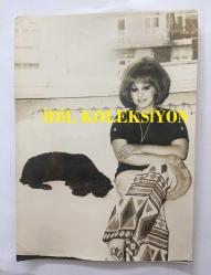 YILDIZ TEZCAN'IN ORİJİNAL 2'Lİ FOTOĞRAF SETİ, 18 x 12 cm ve 16 x 12 cm EBADINDA 2 ADET FOTOĞRAF - YILDIZ TEZCAN EVİNDE KÖPEĞİ ve PAPAĞANI YOSMA İLE İLGİLENİRKEN ÇEKİLMİŞ 2 FARKLI KARE