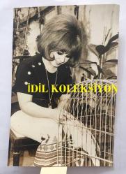 YILDIZ TEZCAN'IN ORİJİNAL 2'Lİ FOTOĞRAF SETİ, 18 x 12 cm ve 16 x 12 cm EBADINDA 2 ADET FOTOĞRAF - YILDIZ TEZCAN EVİNDE KÖPEĞİ ve PAPAĞANI YOSMA İLE İLGİLENİRKEN ÇEKİLMİŞ 2 FARKLI KARE