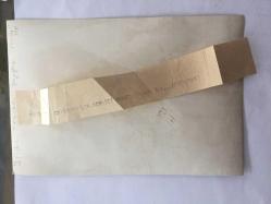 YILDIZ TEZCAN'IN ORİJİNAL 2'Lİ FOTOĞRAF SETİ, 18 x 12 cm ve 16 x 12 cm EBADINDA 2 ADET FOTOĞRAF - YILDIZ TEZCAN EVİNDE KÖPEĞİ ve PAPAĞANI YOSMA İLE İLGİLENİRKEN ÇEKİLMİŞ 2 FARKLI KARE