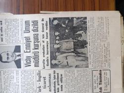 Cumhuriyet Gazetesi - 11 Ekim 1945 - Avrupa Nizamının Anahtarı Yazan Nadir Nadi Köşe Yazısı - Boğazlar Meselesi - Ortaşark Karışıyor - Filistin'de Yahudilerle İngilizler Arasında Kanlı Hadiseler Başladı - Mısır'da İsyan Çıkarmak Üzere Beyannameler Dağıtılıyor - İstatistik Umum Müdürü Celal Aybar - 1940'da Nüfusumuz 17,820,000 - Vichy Emniyet Umum Müdürü Darnand Kurşuna Dizildi - Müzeyyen Senar Işıl Ve İsmail Dümbüllü Kadıköy Opera'da - Çıldıran Adamı Büyükada Plaj Gazinosunda - Ses Tiyatrosunda Van Kedisi Opereti - Nüfus Disiplini Ve Soyadı Anarşisi Yazan Profesör Doktor Hıfzı Veldet - Senorita Bu Akşam Saray Sinemasında - Ankara'da Çin Milli Bayramı Kutlandı - Biri Yer Biri Bakar Renkli Karikatür Çizen Cemal Nadir - Bugünkü Radyo Programı - Rekor Marka Basküller-  Beyoğlu İpek Sinemasının Karşısında Ferah Saz Salonu Açılıyor - Ürolog Doktor Celal Dinçer - Burhan Felek Köşe Yazısı