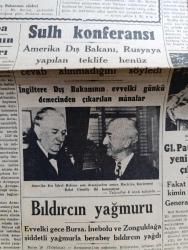 Cumhuriyet Gazetesi - 11 Ekim 1945 - Avrupa Nizamının Anahtarı Yazan Nadir Nadi Köşe Yazısı - Boğazlar Meselesi - Ortaşark Karışıyor - Filistin'de Yahudilerle İngilizler Arasında Kanlı Hadiseler Başladı - Mısır'da İsyan Çıkarmak Üzere Beyannameler Dağıtılıyor - İstatistik Umum Müdürü Celal Aybar - 1940'da Nüfusumuz 17,820,000 - Vichy Emniyet Umum Müdürü Darnand Kurşuna Dizildi - Müzeyyen Senar Işıl Ve İsmail Dümbüllü Kadıköy Opera'da - Çıldıran Adamı Büyükada Plaj Gazinosunda - Ses Tiyatrosunda Van Kedisi Opereti - Nüfus Disiplini Ve Soyadı Anarşisi Yazan Profesör Doktor Hıfzı Veldet - Senorita Bu Akşam Saray Sinemasında - Ankara'da Çin Milli Bayramı Kutlandı - Biri Yer Biri Bakar Renkli Karikatür Çizen Cemal Nadir - Bugünkü Radyo Programı - Rekor Marka Basküller-  Beyoğlu İpek Sinemasının Karşısında Ferah Saz Salonu Açılıyor - Ürolog Doktor Celal Dinçer - Burhan Felek Köşe Yazısı