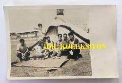 YILDIZ TEZCAN'IN ORİJİNAL 2'Lİ FOTOĞRAF SETİ, 18 x 12 cm ve 9 x 7 cm EBADINDA 2 ADET FOTOĞRAF - YILDIZ TEZCAN, TOFAŞ ARABA FABRİKASINDA GREV YAPAN METALİŞ İŞÇİLERİNE DESTEK OLMAK İÇİN GREV SÖZCÜLÜĞÜ YAPARKEN ÇEKİLMİŞ 2 FARKLI KARE