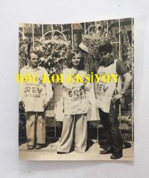 YILDIZ TEZCAN'IN ORİJİNAL 2'Lİ FOTOĞRAF SETİ, 18 x 12 cm ve 9 x 7 cm EBADINDA 2 ADET FOTOĞRAF - YILDIZ TEZCAN, TOFAŞ ARABA FABRİKASINDA GREV YAPAN METALİŞ İŞÇİLERİNE DESTEK OLMAK İÇİN GREV SÖZCÜLÜĞÜ YAPARKEN ÇEKİLMİŞ 2 FARKLI KARE