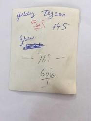 YILDIZ TEZCAN'IN ORİJİNAL 2'Lİ FOTOĞRAF SETİ, 18 x 12 cm ve 9 x 7 cm EBADINDA 2 ADET FOTOĞRAF - YILDIZ TEZCAN, TOFAŞ ARABA FABRİKASINDA GREV YAPAN METALİŞ İŞÇİLERİNE DESTEK OLMAK İÇİN GREV SÖZCÜLÜĞÜ YAPARKEN ÇEKİLMİŞ 2 FARKLI KARE