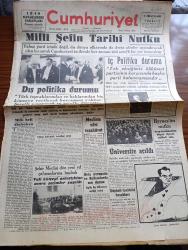 Cumhuriyet Gazetesi - 2 Kasım 1945 - Milli Şefi Dinlerken Yazan Nadir Nadi Köşe Yazısı - Milli Şef İsmet İnönü'nün Tarihi Nutku - Milli Şef İsmet İnönü'nün Son Resimleri - İç Politika Durumu Tek Eksiğimiz Hükümet Partisinin Karşısında Başka Parti Bulunmamasıdır - Dün İstanbul Üniversitesi Açılış Töreninde İstiklal Marşı Söylenirken Fotoğraf- Vali Lütfi Kırdar Bütçeyi Anlattıktan Sonra Seçimler Yapıldı Fotoğraf - Vitamin Meselesinin Şimdiki Durumu Yazan Doktor Kemal Saraçoğlu - Dil Davası Etrafında Beliren Üç Cereyan - Zehra Bilir Ve İsmail Dümbüllü Beşiktaş Gürel Sinemasında - Bir Aşk Gecesi Nakleden Hamdi Varoğlu Yazı Dizisi - Et Meselesi Yazan Burhan Felek - Küçük Hikâye Eski Ahbab Çeviren İbrahim Hoyi - Amcabey Ve 22. Yıl Çizen Cemal Nadir - Domuz Satışı - Hakiki Bir Ses Yıldızı Mafharet Yıldırım Her Akşam Kristal Salonunda - Bioks Diş Macunu - Bugünkü Radyo Programı - Bulmaca - İstanbul Belediyesi Şehir Tiyatroları Dram Kısmı Sanatkar Aşkı - Gogol'un Müfettişi