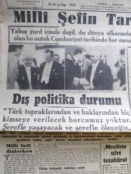 Cumhuriyet Gazetesi - 2 Kasım 1945 - Milli Şefi Dinlerken Yazan Nadir Nadi Köşe Yazısı - Milli Şef İsmet İnönü'nün Tarihi Nutku - Milli Şef İsmet İnönü'nün Son Resimleri - İç Politika Durumu Tek Eksiğimiz Hükümet Partisinin Karşısında Başka Parti Bulunmamasıdır - Dün İstanbul Üniversitesi Açılış Töreninde İstiklal Marşı Söylenirken Fotoğraf- Vali Lütfi Kırdar Bütçeyi Anlattıktan Sonra Seçimler Yapıldı Fotoğraf - Vitamin Meselesinin Şimdiki Durumu Yazan Doktor Kemal Saraçoğlu - Dil Davası Etrafında Beliren Üç Cereyan - Zehra Bilir Ve İsmail Dümbüllü Beşiktaş Gürel Sinemasında - Bir Aşk Gecesi Nakleden Hamdi Varoğlu Yazı Dizisi - Et Meselesi Yazan Burhan Felek - Küçük Hikâye Eski Ahbab Çeviren İbrahim Hoyi - Amcabey Ve 22. Yıl Çizen Cemal Nadir - Domuz Satışı - Hakiki Bir Ses Yıldızı Mafharet Yıldırım Her Akşam Kristal Salonunda - Bioks Diş Macunu - Bugünkü Radyo Programı - Bulmaca - İstanbul Belediyesi Şehir Tiyatroları Dram Kısmı Sanatkar Aşkı - Gogol'un Müfettişi