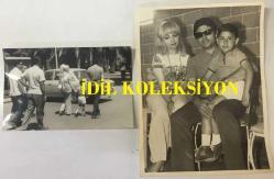 YILDIZ TEZCAN'IN ORİJİNAL 2'Lİ FOTOĞRAF SETİ,  24 x 18 cm  ve 18 x 12 cm EBADINDA 2 ADET FOTOĞRAF - YILDIZ TEZCAN'IN EŞİ MAHMUT TEZCAN ve OĞLU ÖMER TEZCAN İLE BİRLİKTEYKEN ÇEKİLMİŞ 2 FARKLI FOTOĞRAFI