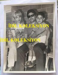 YILDIZ TEZCAN'IN ORİJİNAL 2'Lİ FOTOĞRAF SETİ,  24 x 18 cm  ve 18 x 12 cm EBADINDA 2 ADET FOTOĞRAF - YILDIZ TEZCAN'IN EŞİ MAHMUT TEZCAN ve OĞLU ÖMER TEZCAN İLE BİRLİKTEYKEN ÇEKİLMİŞ 2 FARKLI FOTOĞRAFI