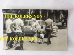 YILDIZ TEZCAN'IN ORİJİNAL 2'Lİ FOTOĞRAF SETİ,  24 x 18 cm  ve 18 x 12 cm EBADINDA 2 ADET FOTOĞRAF - YILDIZ TEZCAN'IN EŞİ MAHMUT TEZCAN ve OĞLU ÖMER TEZCAN İLE BİRLİKTEYKEN ÇEKİLMİŞ 2 FARKLI FOTOĞRAFI