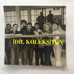 YILDIZ TEZCAN'IN ORİJİNAL 3'LÜ FOTOĞRAF SETİ, 9 x 8 cm, 8 x 8 cm ve 11,5 x 5 cm EBADINDA 3 ADET FOTOĞRAF - YILDIZ TEZCAN KENDİSİNE NASIL NİŞAN ALINACAĞINI ÖĞRETEN ATICI GÖKSENİN GELENBE İLE, 3 FARKLI KARE