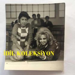 YILDIZ TEZCAN'IN ORİJİNAL 3'LÜ FOTOĞRAF SETİ, 9 x 8 cm, 8 x 8 cm ve 11,5 x 5 cm EBADINDA 3 ADET FOTOĞRAF - YILDIZ TEZCAN KENDİSİNE NASIL NİŞAN ALINACAĞINI ÖĞRETEN ATICI GÖKSENİN GELENBE İLE, 3 FARKLI KARE