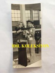 YILDIZ TEZCAN'IN ORİJİNAL 3'LÜ FOTOĞRAF SETİ, 9 x 8 cm, 8 x 8 cm ve 11,5 x 5 cm EBADINDA 3 ADET FOTOĞRAF - YILDIZ TEZCAN KENDİSİNE NASIL NİŞAN ALINACAĞINI ÖĞRETEN ATICI GÖKSENİN GELENBE İLE, 3 FARKLI KARE