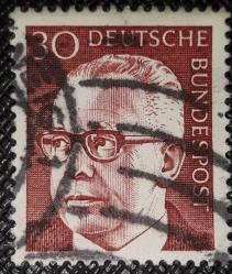 ALMANYA   GERMANY  23.Temmuz.1970  Almanya Federal Cumhuriyeti'nde basılan bu pul, 3. Federal Cumhurbaşkanı Dr. Gustav Heinemann'ı (1899-1976) gösteriyor. 30Pfg  kahverengimsi kırmızı