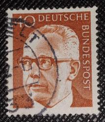 ALMANYA   GERMANY  23.Temmuz.1970  Almanya Federal Cumhuriyeti'nde basılan bu pul, 3. Federal Cumhurbaşkanı Dr. Gustav Heinemann'ı (1899-1976) gösteriyor.  40Pfg  kahverengimsi turuncu