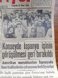 Cumhuriyet Gazetesi - 25 Nisan 1946 - İran Hakkında Verilen Karar Yazan Nadir Nadi Köşe Yazısı - Dörtler Toplantısı Bugün Başlıyor - Dünkü Seçimden Bir İntiba Ve İstanbul'un Yeni Milletvekili Yahya Kemal Beyatlı Fotoğraf - Konseyde İspanya İşinin Görüşülmesi Geri Bırakıldı - Cumhurreisimiz İsmet İnönü Çocuklarla Beraber Fotoğraf - Nişantaşı Kız Orta Okulu'nun Tertip Ettiği Spor Bayramı Fotoğraf - Mussolini'nin Cesedini Solcular Kaçırmış - Bergamada Gizli Ayin Yapılan Şeyh - Çocuk Esirgeme Kurumu Vilayet Merkezinin Balosu - Emile Zola Toprak Remzi Kitabevinde - Rüyalı Kadın Bu Akşam Lale Ve Ar Sinemasında - Sonsuz Panayır Yazan Halide Edip Adıvar Yazı Dizisi - İtalya'da Komünistlere Bir İhtar - Sürek Avı Renkli Karikatür Çizen Cemal Nadir - Bugünkü Radyo Programı - Borsa - Missouri Gazinosu