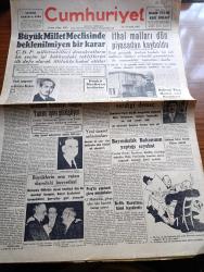 Cumhuriyet Gazetesi - 10 Aralık 1946 - Parti Kongreleri Ve Belediye Başkanı Yazanlar Nadir Nadi Köşe Yazısı - Büyük Millet Meclisinde Beklenilmeyen Bir Karar - CHP Milletvekilleri Demokratların Bir Seçim İşi Hakkındaki Tekliflerini İlk Defa Olarak İttifaklar Kabul Ettiler - İthal Malları Dün Piyasadan Kayboldu - Celal Bayar'ın Dün Verdiği Demeç - Nokraşi Paşa Mısırın Yeni Başbakanı - Amerikan Muharrası Connaly İngiliz Murahhası Sir Harfley Ve Rus Muharrası Vichinsky Birarada Fotoğraf - Refik Koraltan Kimi Kastetti - Türk Güreşi Yazan İsmail Habib Sevük - Lelia Gousseau Konseri Melek Sinemasında - Allah'ın Kudreti Filmi Perşembe Akşamı Lale Sinemasında -  Yavuz Sultan Selim Ağlıyor Yazan Feridun Fazıl Tülbentçi Yazı Dizisi - Amcabey Ve Kazalar Çizen Cemal Nadir - Gripin - Şen Şapka - Bugünkü Radyo Programı - Rolex Saat Deposu - Limanımıza Gelen Ve Giden Vapurlar - Tural Öksürük ve Bronşite Karşı - Çocuk Hastalıkları Mütehassısı Doktor Niyazi Ali - İstanbul Belediyesi Şehir Tiyatroları
