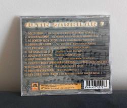 TÜRK MÜZİĞİNDE UNUTULMAYAN ALTIN ŞARKILAR-7 CD ALBÜM.  CD KONDİSYON YÜKSEK. KABI BİRAZ KIRIK. DEĞİŞTİREBİLİRİM. KOLEKSİYONLUK