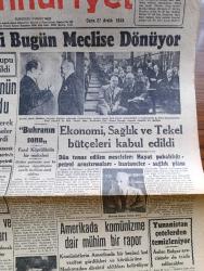 Cumhuriyet Gazetesi - 27 Aralık 1946-Selanik Bankası reklamı-Demokrat Parti Bugün Meclise Dönüyor - Kararda İsmet İnönü'nün Tavassutu Amil Oldu - Fuad Köprülü ile Halk Partisi İdare Heyetinden Faik Ahmet Barutçu Arasında Hararetli Bir Görüşme Fotoğraf - Mehmet Akif Ersoy İçin Eminönü Halkevinde Yapılan Anma - Amerika'da Komünizme Dair Mühim Bir Rapor - Ekonomi Sağlık Ve Tekel Bütçeleri Kabul Edildi - Türk İşçisinin Başbakan Recep Peker'e Telgrafı - Yeni Şiir Nedir Yazan Adile Ayda - Yavuz Sultan Selim Ağlıyor Yazan Feridun Fazıl Tülbentçi Yazı Dizisi - Amcabey Ve Sulh Çizen Cemal Nadir - Ankara Ses Ve Saz Sanatkarları Konseri Perihan Altındağ Sözeri Çemberlitaş Sinemasında - Çapamarka - Norge Havagazı Fırınları - Zehra Bilir Coşkun Kardeşler Ve Sadi Işılay Her Akşam Maksimde - Bugünkü Radyo Programı - İstanbul Belediyesi Şehir Tiyatroları Dram Kısmı Ağlayan Kız Yazan Reşat Nuri Güntekin - En Güzel Yılbaşı Hediyesi Arlon Saatidir