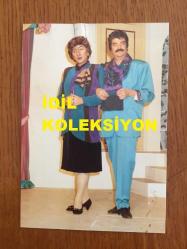 ALİ POYRAZOĞLU'NUN ORİJİNAL 3'LÜ FOTOĞRAF SETİ, 12,5 x 9 cm EBADINDA - ''ÇILGINLAR KULÜBÜ'' ADLI OYUNDA ALİ POYRAZOĞLU, BÜLENT KAYABAŞ ve DİĞER OYUNCU ARKADAŞLARI AYNI KAREDE, 3 FARKLI FOTOĞRAF
