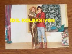 ALİ POYRAZOĞLU'NUN ORİJİNAL 3'LÜ FOTOĞRAF SETİ, 12,5 x 9 cm EBADINDA - ''ÇILGINLAR KULÜBÜ'' ADLI OYUNDA ALİ POYRAZOĞLU, BÜLENT KAYABAŞ ve DİĞER OYUNCU ARKADAŞLARI AYNI KAREDE, 3 FARKLI FOTOĞRAF