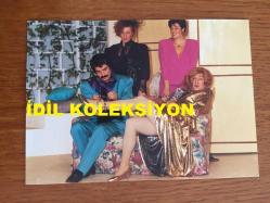 ALİ POYRAZOĞLU'NUN ORİJİNAL 3'LÜ FOTOĞRAF SETİ, 12,5 x 9 cm EBADINDA - ''ÇILGINLAR KULÜBÜ'' ADLI OYUNDA ALİ POYRAZOĞLU, BÜLENT KAYABAŞ ve DİĞER OYUNCU ARKADAŞLARI AYNI KAREDE, 3 FARKLI FOTOĞRAF