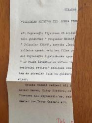 ALİ POYRAZOĞLU'NUN ORİJİNAL 3'LÜ FOTOĞRAF SETİ, 12,5 x 9 cm EBADINDA - ''ÇILGINLAR KULÜBÜ'' ADLI OYUNDA ALİ POYRAZOĞLU, BÜLENT KAYABAŞ ve DİĞER OYUNCU ARKADAŞLARI AYNI KAREDE, 3 FARKLI FOTOĞRAF