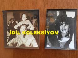 DUYGU ANKARA'NIN ORİJİNAL 2'Lİ FOTOĞRAF SETİ, 12 x 12 cm ve 12 x 9 cm EBADINDA 2 ADET FOTOĞRAF - ALİ POYRAZOĞLU'NUN TİYATROSUNDA SAHNE ALAN DUYGU ANKARA ROL İÇİN SAÇLARINI SIFIRA KESTİRDİ. 2 FARKLI FOTOĞRAF, 28 EKİM 1983