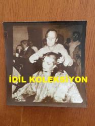 DUYGU ANKARA'NIN ORİJİNAL 2'Lİ FOTOĞRAF SETİ, 12 x 12 cm ve 12 x 9 cm EBADINDA 2 ADET FOTOĞRAF - ALİ POYRAZOĞLU'NUN TİYATROSUNDA SAHNE ALAN DUYGU ANKARA ROL İÇİN SAÇLARINI SIFIRA KESTİRDİ. 2 FARKLI FOTOĞRAF, 28 EKİM 1983