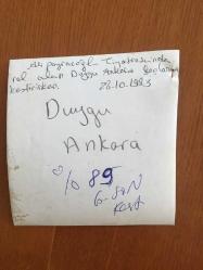 DUYGU ANKARA'NIN ORİJİNAL 2'Lİ FOTOĞRAF SETİ, 12 x 12 cm ve 12 x 9 cm EBADINDA 2 ADET FOTOĞRAF - ALİ POYRAZOĞLU'NUN TİYATROSUNDA SAHNE ALAN DUYGU ANKARA ROL İÇİN SAÇLARINI SIFIRA KESTİRDİ. 2 FARKLI FOTOĞRAF, 28 EKİM 1983