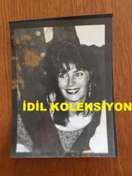 DUYGU ANKARA'NIN ORİJİNAL 2'Lİ FOTOĞRAF SETİ, 12 x 12 cm ve 12 x 9 cm EBADINDA 2 ADET FOTOĞRAF - ALİ POYRAZOĞLU'NUN TİYATROSUNDA SAHNE ALAN DUYGU ANKARA ROL İÇİN SAÇLARINI SIFIRA KESTİRDİ. 2 FARKLI FOTOĞRAF, 28 EKİM 1983
