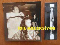 NESLİHAN AKA'NIN ORİJİNAL 2'Lİ FOTOĞRAF SETİ, 12 x 12 cm ve 11 x 4 cm EBADINDA 2 ADET FOTOĞRAF - ALİ POYRAZOĞLU'NUN TİYATROSUNDA SAHNE ALAN NESLİHAN AKA ROL İÇİN SAÇLARINI SIFIRA KESTİRDİ. 2 FARKLI FOTOĞRAF, 28 EKİM 1983