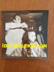 NESLİHAN AKA'NIN ORİJİNAL 2'Lİ FOTOĞRAF SETİ, 12 x 12 cm ve 11 x 4 cm EBADINDA 2 ADET FOTOĞRAF - ALİ POYRAZOĞLU'NUN TİYATROSUNDA SAHNE ALAN NESLİHAN AKA ROL İÇİN SAÇLARINI SIFIRA KESTİRDİ. 2 FARKLI FOTOĞRAF, 28 EKİM 1983