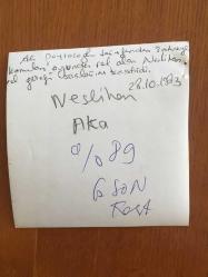 NESLİHAN AKA'NIN ORİJİNAL 2'Lİ FOTOĞRAF SETİ, 12 x 12 cm ve 11 x 4 cm EBADINDA 2 ADET FOTOĞRAF - ALİ POYRAZOĞLU'NUN TİYATROSUNDA SAHNE ALAN NESLİHAN AKA ROL İÇİN SAÇLARINI SIFIRA KESTİRDİ. 2 FARKLI FOTOĞRAF, 28 EKİM 1983