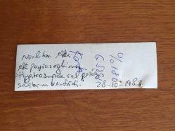 NESLİHAN AKA'NIN ORİJİNAL 2'Lİ FOTOĞRAF SETİ, 12 x 12 cm ve 11 x 4 cm EBADINDA 2 ADET FOTOĞRAF - ALİ POYRAZOĞLU'NUN TİYATROSUNDA SAHNE ALAN NESLİHAN AKA ROL İÇİN SAÇLARINI SIFIRA KESTİRDİ. 2 FARKLI FOTOĞRAF, 28 EKİM 1983