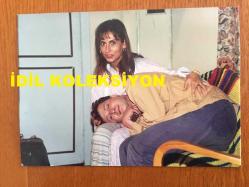ALİ POYRAZOĞLU'NUN ORİJİNAL 3'LÜ FOTOĞRAF SETİ, 18 x 13 cm ve 13 x 9 cm EBADINDA 3 ADET FOTOĞRAF - ALİ POYRAZOĞLU TİYATROSU OYUNUNDAN 3 FARKLI KARE, ALİ POYRAZOĞLU KUCAĞINDA TUTTUĞU 2 BEBEK, OYUN ARKADAŞI NUR GÜRKAN ve DİĞER KADIN OYUNCUYLA AYNI KAREDE