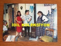 ALİ POYRAZOĞLU'NUN ORİJİNAL 3'LÜ FOTOĞRAF SETİ, 18 x 13 cm ve 13 x 9 cm EBADINDA 3 ADET FOTOĞRAF - ALİ POYRAZOĞLU TİYATROSU OYUNUNDAN 3 FARKLI KARE, ALİ POYRAZOĞLU KUCAĞINDA TUTTUĞU 2 BEBEK, OYUN ARKADAŞI NUR GÜRKAN ve DİĞER KADIN OYUNCUYLA AYNI KAREDE