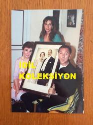 ALİ POYRAZOĞLU'NUN ORİJİNAL 3'LÜ FOTOĞRAF SETİ, 18 x 13 cm ve 13 x 9 cm EBADINDA 3 ADET FOTOĞRAF - ALİ POYRAZOĞLU TİYATROSU OYUNUNDAN 3 FARKLI KARE, ALİ POYRAZOĞLU KUCAĞINDA TUTTUĞU 2 BEBEK, OYUN ARKADAŞI NUR GÜRKAN ve DİĞER KADIN OYUNCUYLA AYNI KAREDE