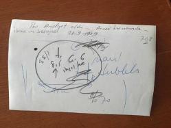 İBRAHİM SESİGÜZEL'İN  ORİJİNAL FOTOĞRAFI, 18 x 12 cm EBADINDA - İBRAHİM SESİGÜZEL AMELİYAT SONRASINDA HASTA YATAĞINDA DİNLENİRKEN ANNESİ BAŞUCUNDA ALNINI OKŞUYOR, 21 EYLÜL 1979