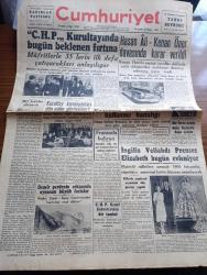 Cumhuriyet Gazetesi - 20 Kasım 1947 - Bir Kalıba Girmek Yaşam Nadir Nadi Köşe Yazısı - CHP Kurultayında Bugün Beklenen Fırtına - Hasan Ali Yücel İle Kenan Öner Savaşında Karar Verildi - CHP Kurultayında Recep Peker Tahsin Banguroğlu Fotoğraf - Kurultay Komisyonları Dün Neler Görüştüler - Demirperdede Ruslar Çeçen İnguş Cumhuriyetini Haritadan Nasıl Sildiler - İngiliz Veliahdı Prenses Elizabeth Bugün Evleniyor Fotoğraf - Yurdumuz İçin Yeni Bir Tehlike Veba Zatürresi Yazan Kemal Saraçoğlu - Rüya Gibi Nakleden Hamdi Varoğlu Yazı Dizisi - İzmir Ve Aksu Vapurundaki Hacılar İzmir'de - Türkçe Sözlü Kanlı Korsan Filmi Şık Sinemasında- Tarlan Diş Macunu - Gripin -  Far Hasan Fare Zehiri - Skrip Mürekkep - Singer Saatleri - Bugünkü Radyo Programı - Bulmaca - Perihan Altındağ Mustafa Kovancı Ve Semiha Altın Kadıköy Opera Sinemasında - Derman Ağrı Kesici - İstanbul Belediyesi Şehir Tiyatroları Dram Kısmı Kral Lir Oyunu - William Shakespeare - Good Year Lastikleri - Emulsion Scott's Taze Balık Yağı