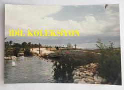 ANTALYA FOTOĞRAFI, ORİJİNAL - 12,5 x 9 cm EBADINDA - ANTALYA'DA 1990'LARIN BAŞLARINDA ÇEKİLMİŞ FISKİYELİ BİR GÖLETİN FOTOĞRAFI