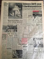 YENİ SABAH GAZETESİ 16 MAYIS 1959 YIL :22 SAYI :7256--Meclis koridorlarında dün bazı müessif hadiseler oldu ---Hadiselerden  sonra ,D.D Grubu Reisi ve CHP lideri İnönü basın toplantısı yaptılar --İktisadi hayatımızla ilgili mühim bir rapor --CHP liler dün Meclise giremediler --Zabıta muhabirleri deklarasyon neşretti ---Polisle Gazeteci :Siyavuşgil --İstanbul Rehberi --Batılılar Berlin in bir seçimle birleştirilmesini teklif ettiler ---Akyazı da iki kişiyi vuran Albay da öldü --Sinema :Cinayet Dalgası ,Kadınlar Kalesi ,Kalpazanlar Mücadelesi ---Türk -Amerikan 150 yıllık dostluk sergisi dün açıldı --Galatasaray liderlik şansını K.Gümrük karşısında deniyor ---Güreş birincilikleri arzu edilen alakayı toplamadı --Federasyon Kupasında Eyüp ,B.Spor ,F.Köy Galip ---Milli Namzetler Galatasaray yendi ---Fenerbahçe de yarın Niyazi ve Ozcan yok --