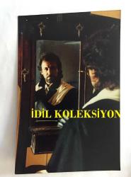 CİHAN ÜNAL'IN ORİJİNAL 9'LU FOTOĞRAF SETİ, 17 x 12 cm,  14 x 10 cm, 12 x 9 cm ve 13 x 11,5 EBADINDA 9 ADET FOTOĞRAF - CİHAN ÜNAL EDMUND KEAN (AKTÖR KEAN) ROLÜNDA OYNARKEN ÇEKİLMİŞ 9 FARKLI FOTOĞRAF - TEKNİK KADRO: KOSTÜMCÜ, SEVİM ÇALDAR - IŞIK, ALİ TAYGUN, GENCAY GÜRÜN, YÖNETMEN: TUNÇ YALMAN - DEKORATÖR: SERSİN SATGAN - ARALIK 1989 - OCAK 1990