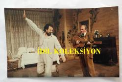 CİHAN ÜNAL'IN ORİJİNAL 3'Lü FOTOĞRAF SETİ, 18 x 11 cm ve 17  x 10 cm EBADINDA 3 ADET FOTOĞRAF - CİHAN ÜNAL ''VANYA DAYI''' OYUNUNDA İSMET AY, TİLBE BATUM, CÜNEYT TÜREL ve NURSELİ İDİZ İLE AYNI SAHNEDE