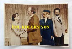 CİHAN ÜNAL'IN ORİJİNAL 3'Lü FOTOĞRAF SETİ, 18 x 11 cm ve 17  x 10 cm EBADINDA 3 ADET FOTOĞRAF - CİHAN ÜNAL ''VANYA DAYI''' OYUNUNDA İSMET AY, TİLBE BATUM, CÜNEYT TÜREL ve NURSELİ İDİZ İLE AYNI SAHNEDE